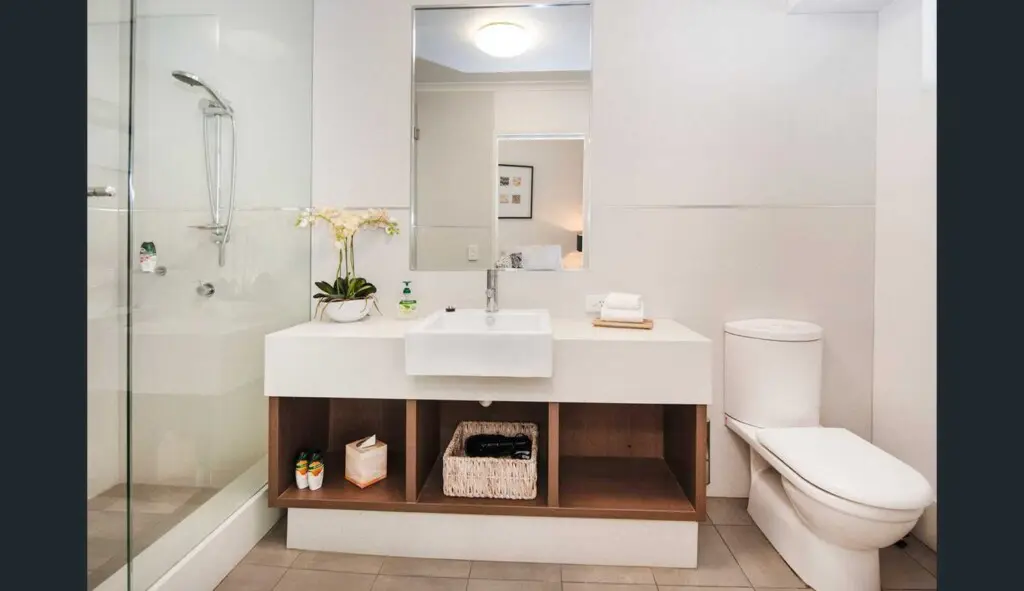 Apt46 Ensuite Bathroom (1)