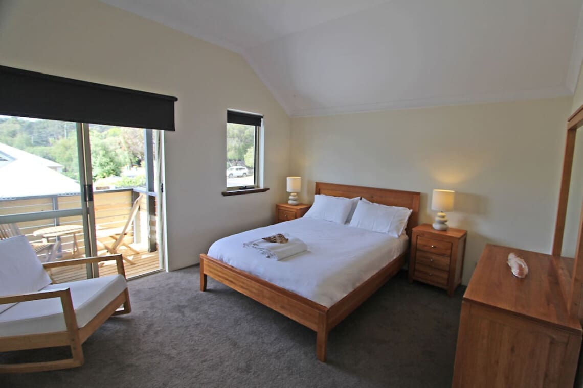 Bedroom 1 - 2nd floor - 1 Queen Bed