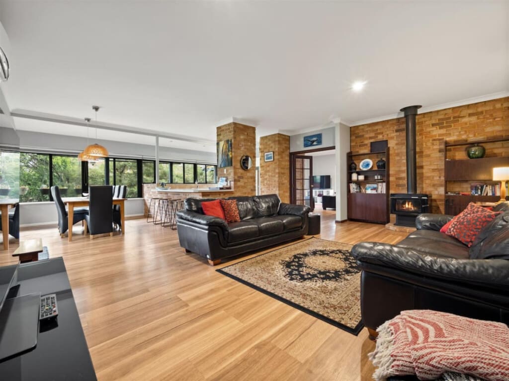 Living room, Dining area Fully Equipped Kitchen, Entertainment and Fireplace