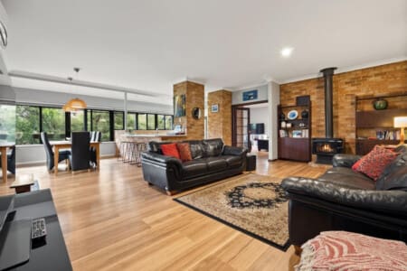 Living room, Dining area Fully Equipped Kitchen, Entertainment and Fireplace