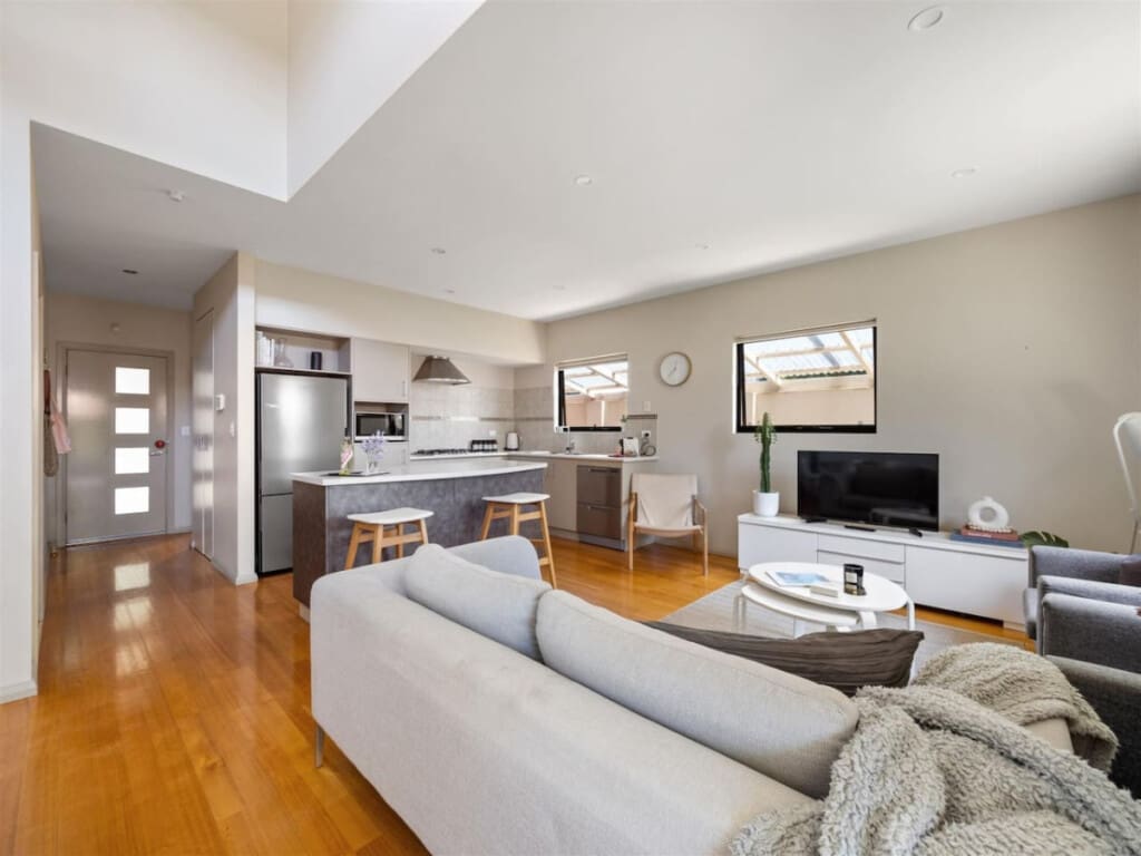 Living room, Entertainment, Kitchen