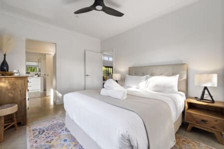 Bedroom 2 - 1 Queen bed - Ceiling Fan and Ensuite bathroom-