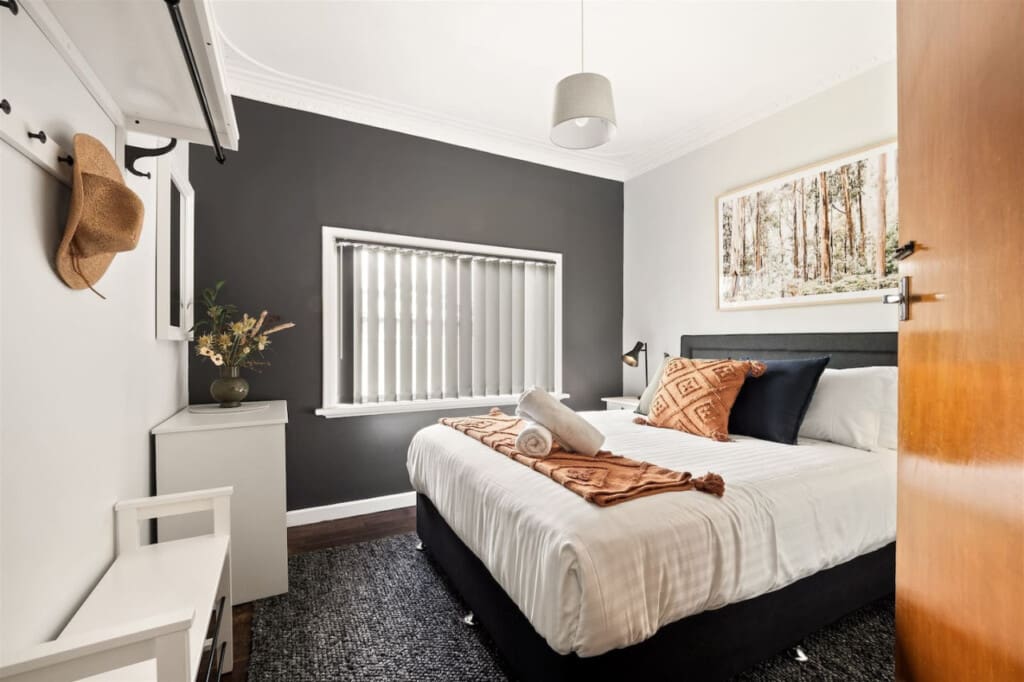 Bedroom 2 - 1 Queen bed