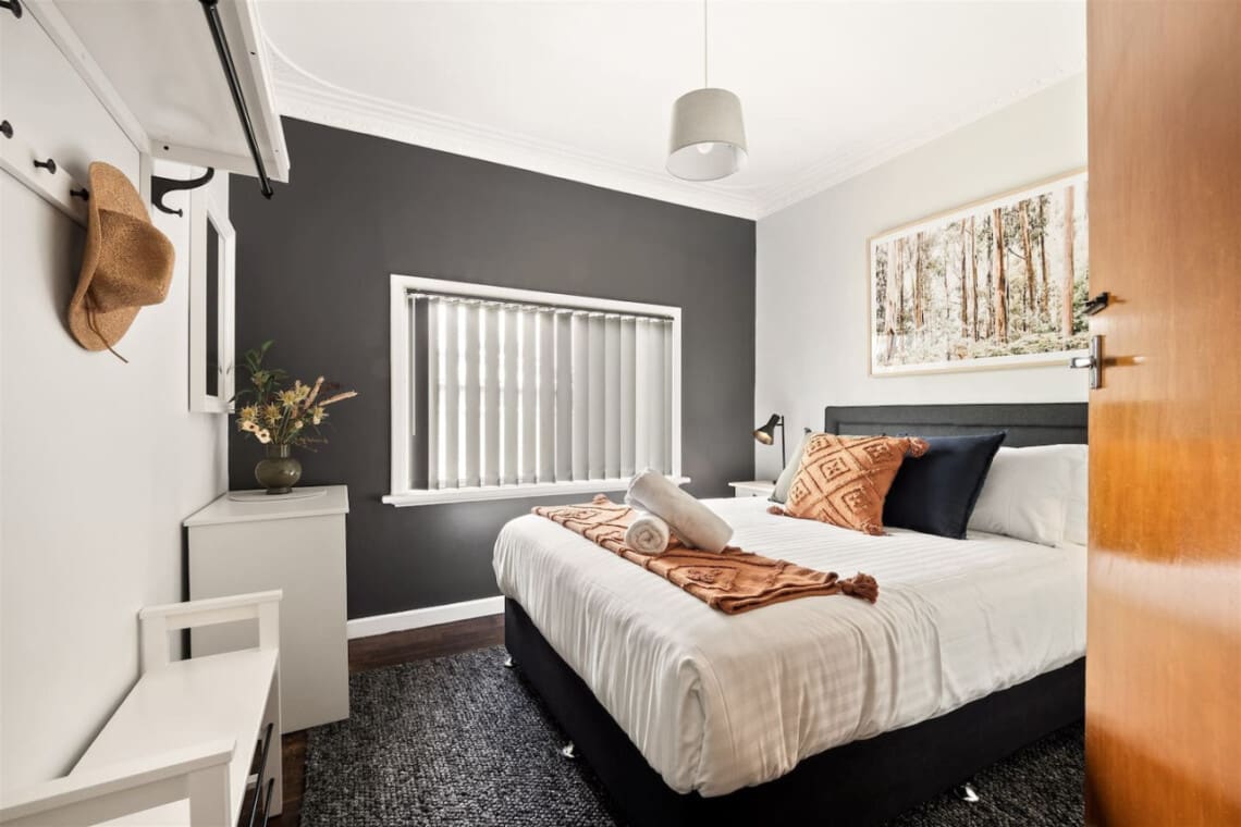 Bedroom 2 - 1 Queen bed