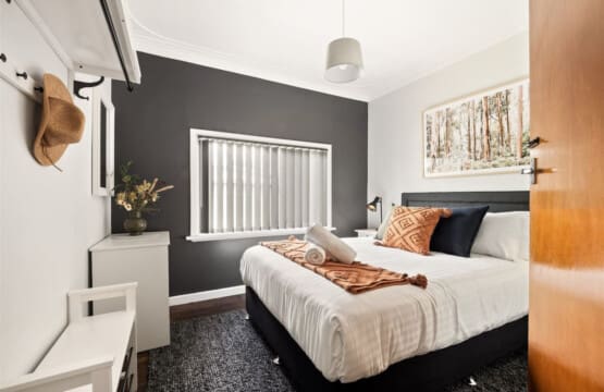 Bedroom 2 - 1 Queen bed