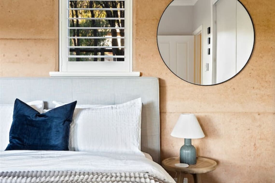 Bedroom 2 - Decorative detail - 1 Queen Bed