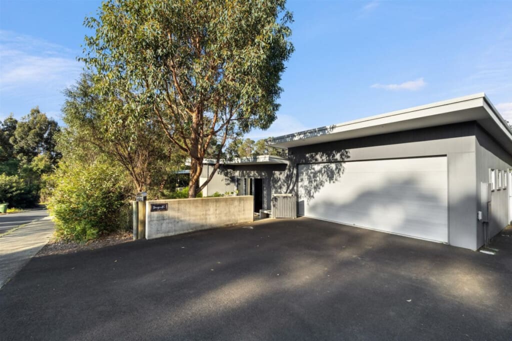 Facade/Entrance, Property logo or sign