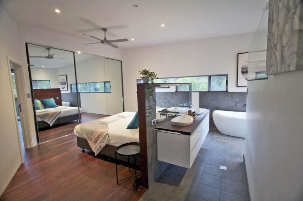 Bedroom 1 - 1 King bed, Bathtub