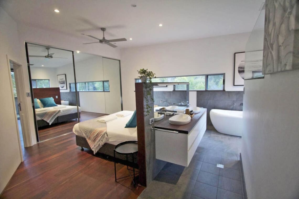 Bedroom 1 - 1 King bed, Bathtub