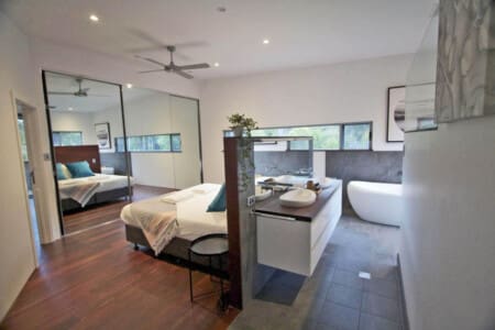 Bedroom 1 - 1 King bed, Bathtub