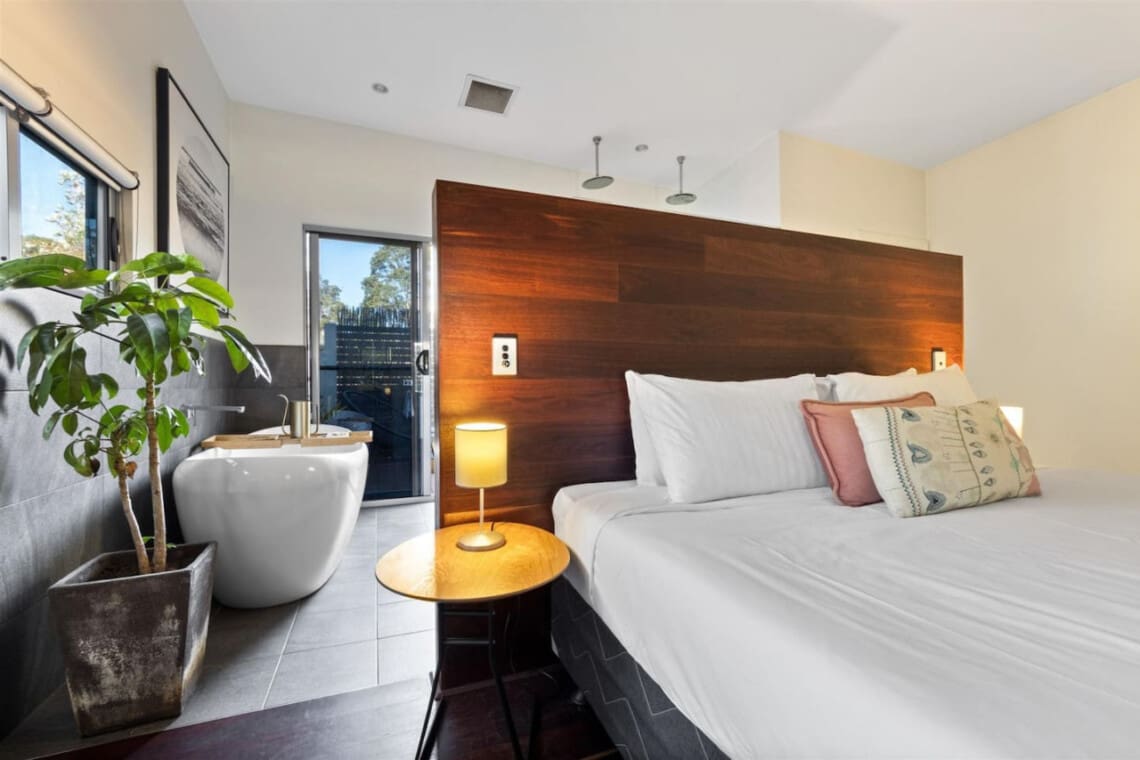 Bedroom 1 - 1 King bed, Bathtub