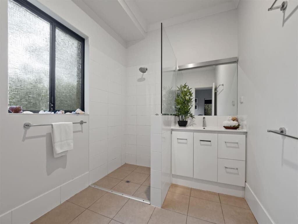 Bedroom 1 - 1 Queen bed, Ceiling fan, En-suite Bathroom and Garden view