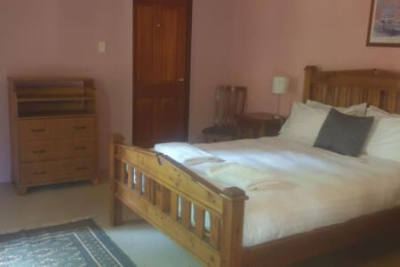 Bedroom 3 - 1 Queen bed (Downstairs)