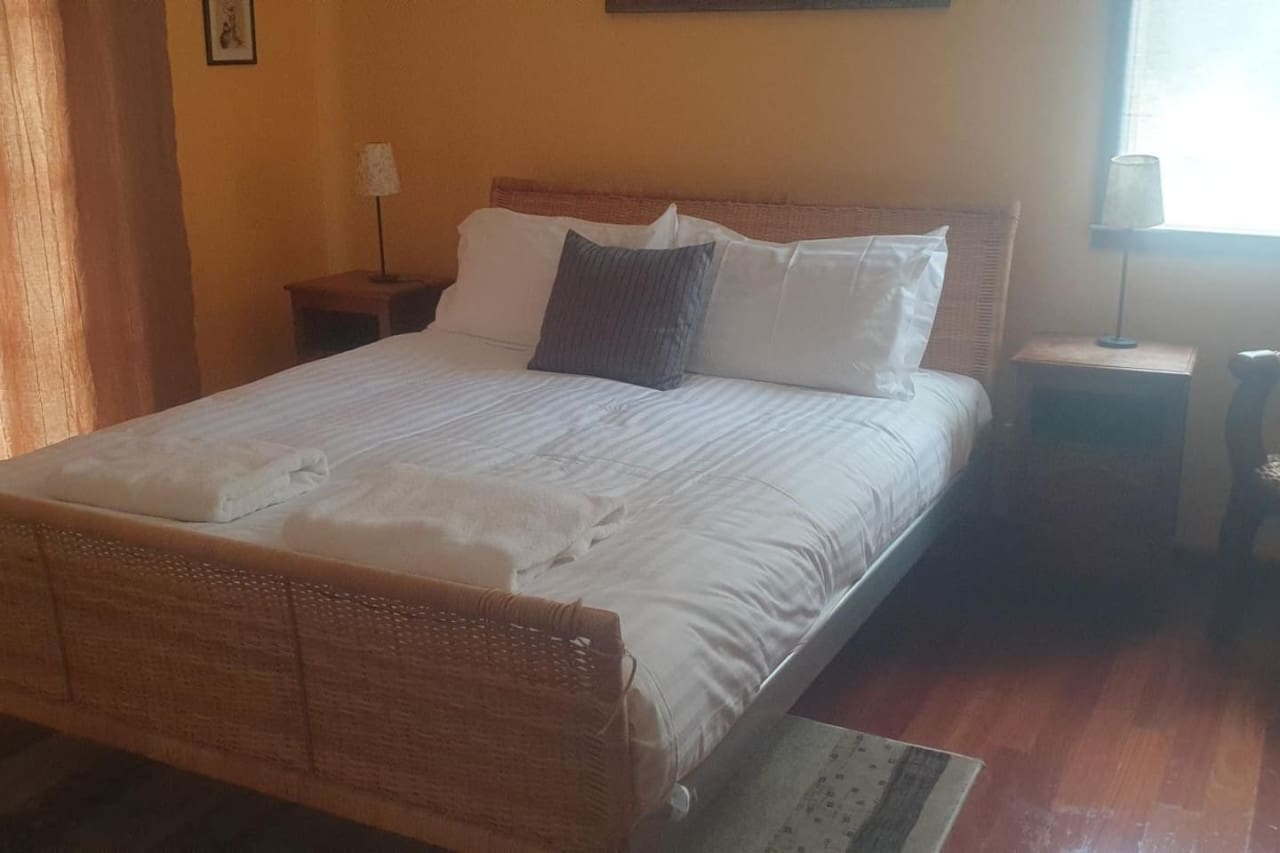 Bedroom 2 - 1 Queen bed (Downstairs)