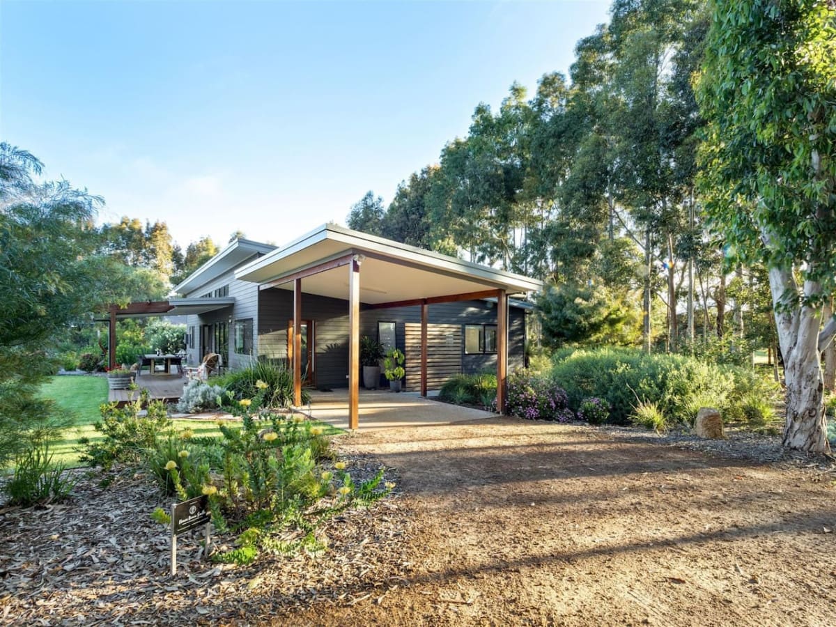 Garden, Property building and Parking space