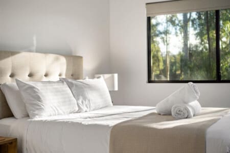 Bedroom 2 - 1 Queen bed - Garden view