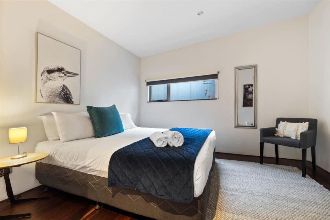 Bedroom 2 - 1 King bed