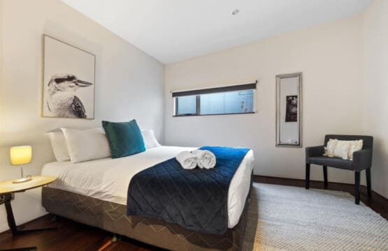 Bedroom 2 - 1 King bed