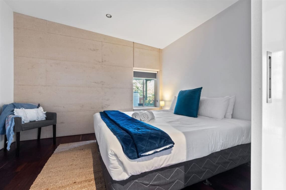 Bedroom 3 - 1 King bed