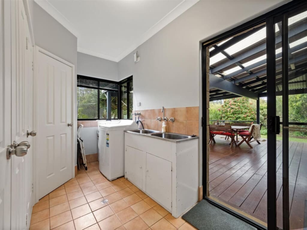 Laundry room, Balcony/Terrace, Seating area and Garden view
