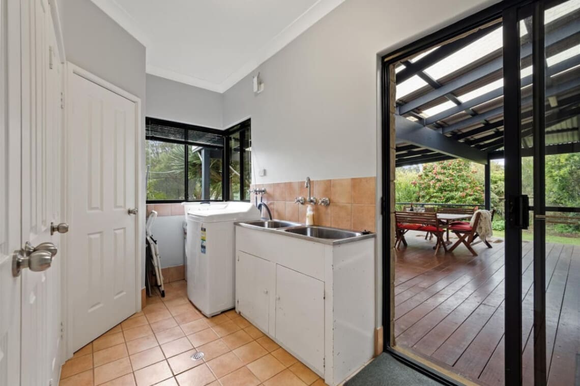 Laundry room, Balcony/Terrace, Seating area and Garden view