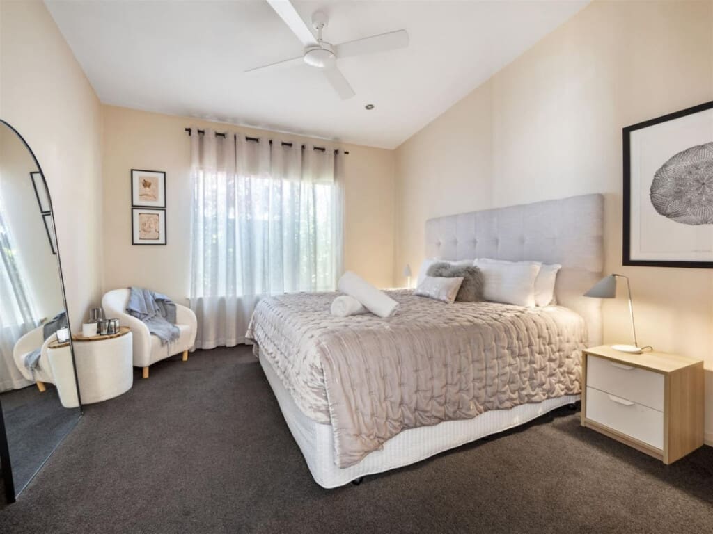 Ground floor - Bedroom 1 - 1 King bed