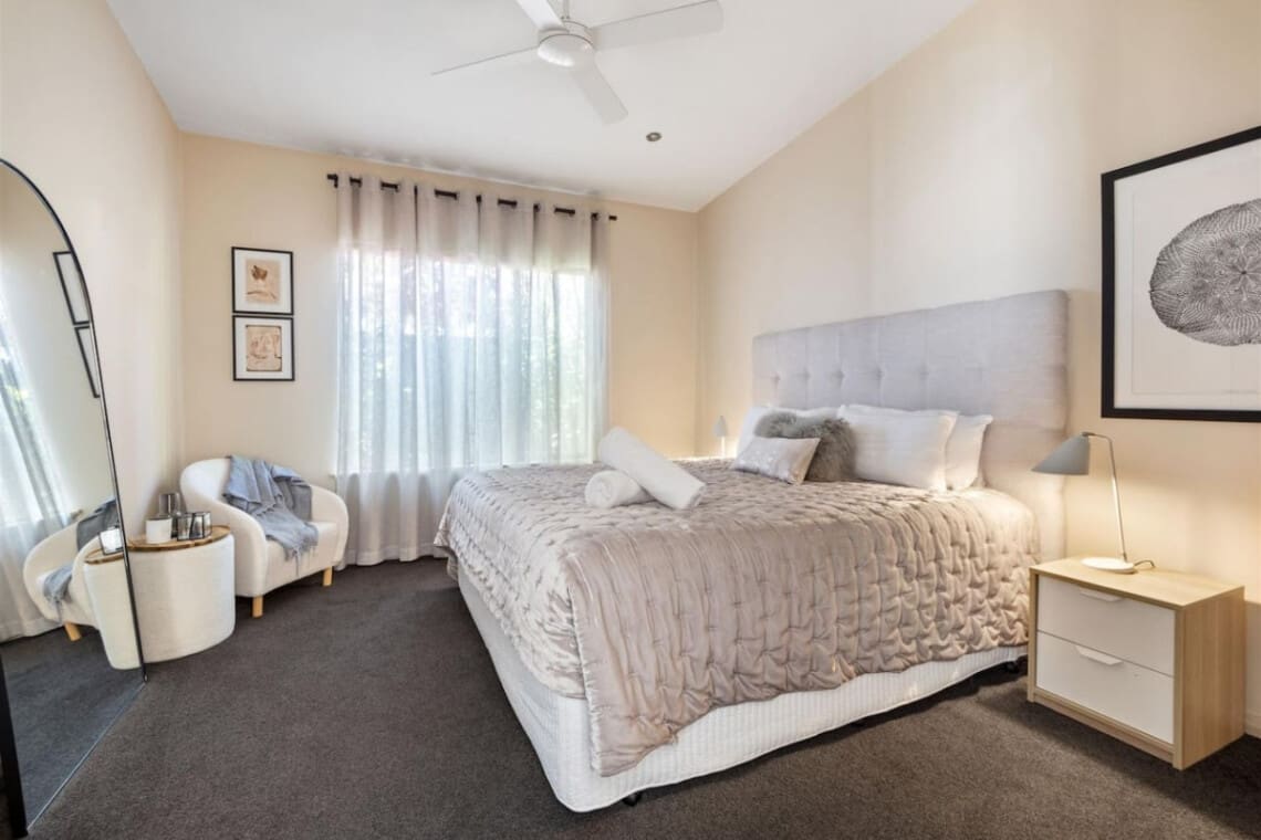 Ground floor - Bedroom 1 - 1 King bed