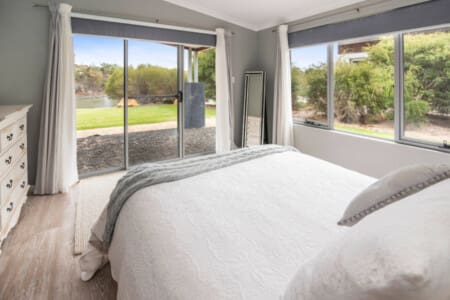 Bedroom 1 - 1 Queen Bed