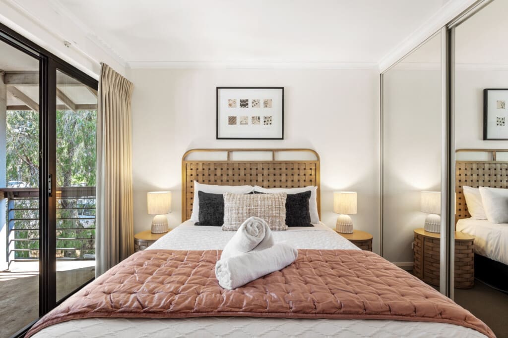 Bedroom 1 - 1 Queen bed, Balcony & Seating Area