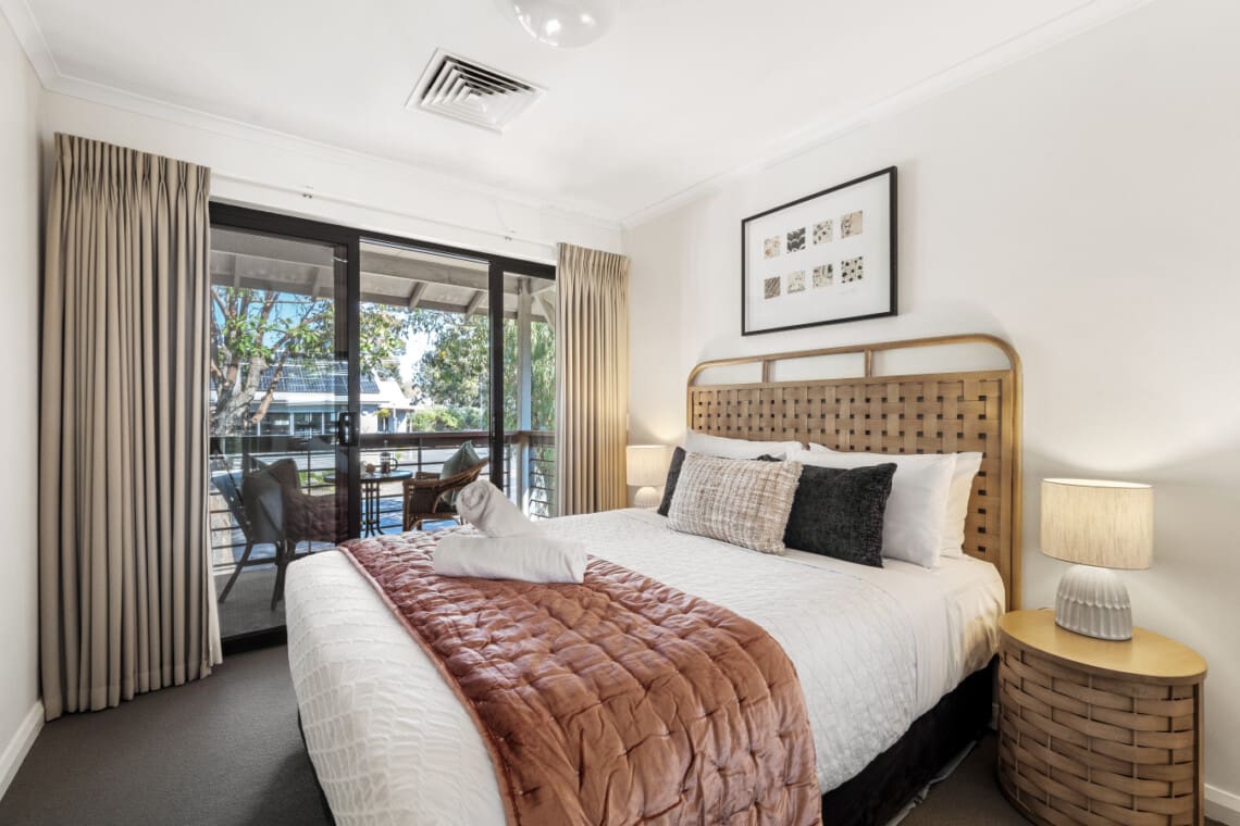 Bedroom 1 - 1 Queen bed, Balcony & Seating Area