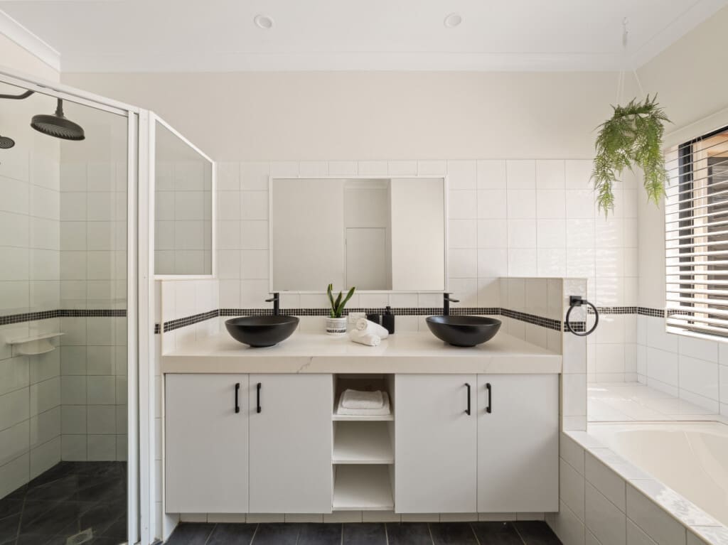 Bathroom 2 - Ground floor - Bathtub & Walk-in Shower