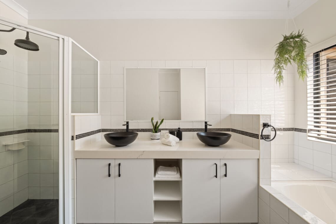 Bathroom 2 - Ground floor - Bathtub & Walk-in Shower