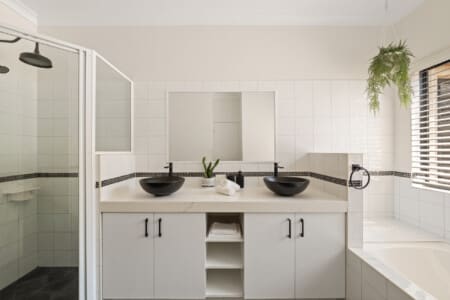 Bathroom 2 - Ground floor - Bathtub & Walk-in Shower