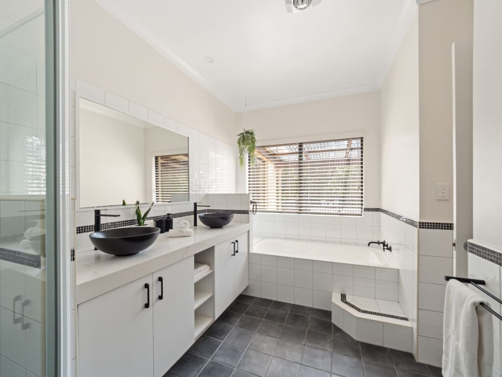 Bathroom 2 - Ground floor - Bathtub & Walk-in Shower