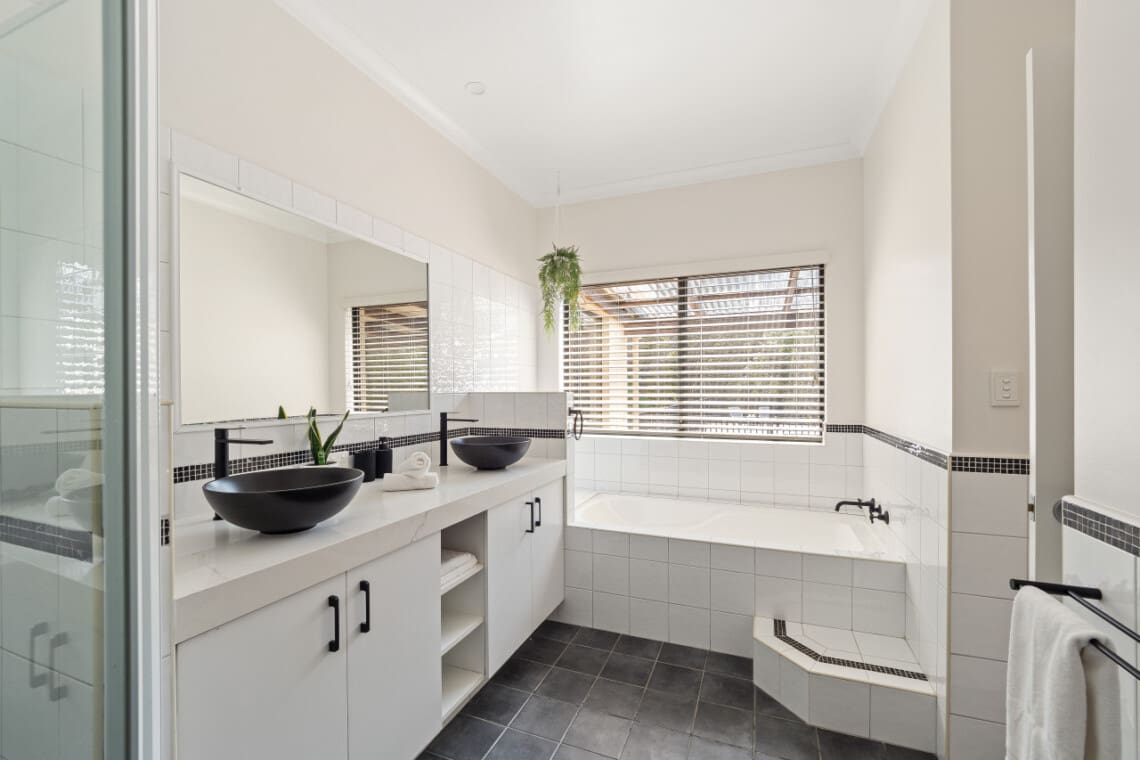Bathroom 2 - Ground floor - Bathtub & Walk-in Shower