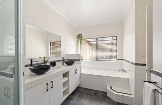 Bathroom 2 - Ground floor - Bathtub & Walk-in Shower